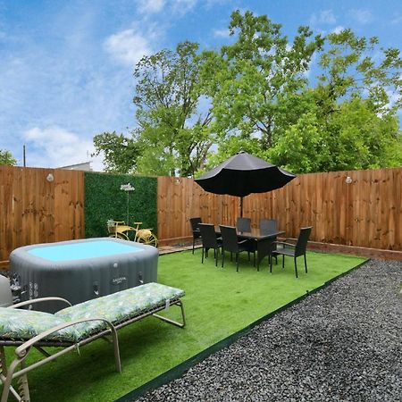 Blissful Getaway Home With Hot Tub & Backyard Near Downtown Houston Esterno foto