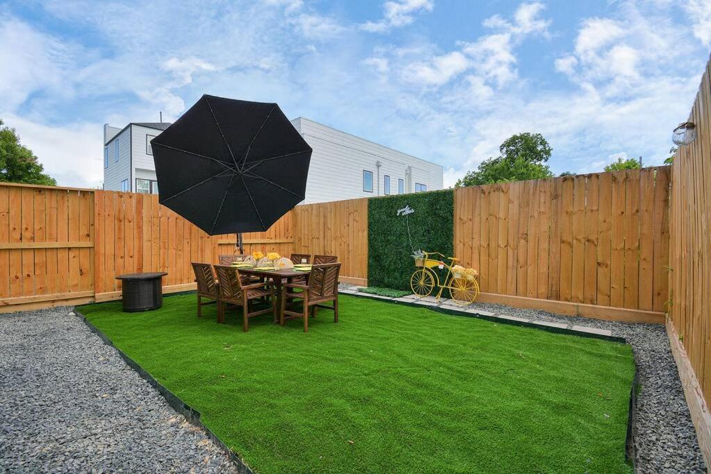 Blissful Getaway Home With Hot Tub & Backyard Near Downtown Houston Esterno foto