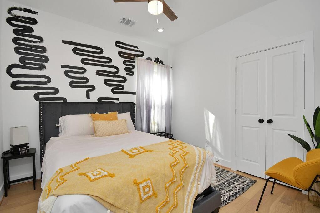 Blissful Getaway Home With Hot Tub & Backyard Near Downtown Houston Esterno foto