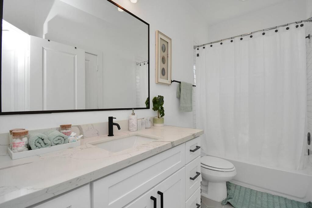 Blissful Getaway Home With Hot Tub & Backyard Near Downtown Houston Esterno foto