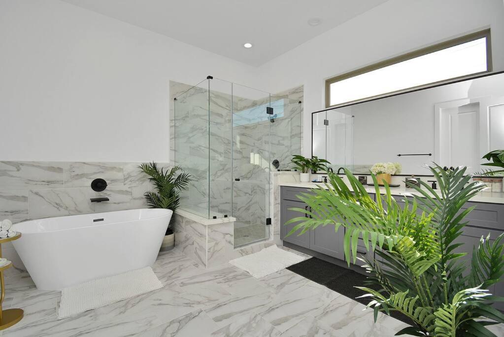 Blissful Getaway Home With Hot Tub & Backyard Near Downtown Houston Esterno foto