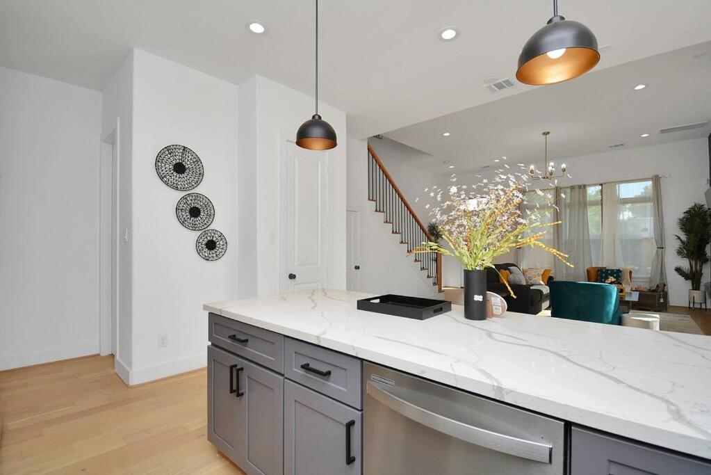 Blissful Getaway Home With Hot Tub & Backyard Near Downtown Houston Esterno foto