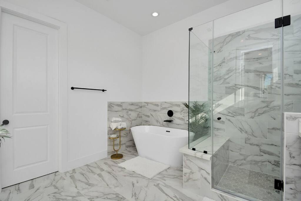 Blissful Getaway Home With Hot Tub & Backyard Near Downtown Houston Esterno foto